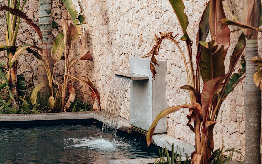 Pool neben Mauer mit Abstand